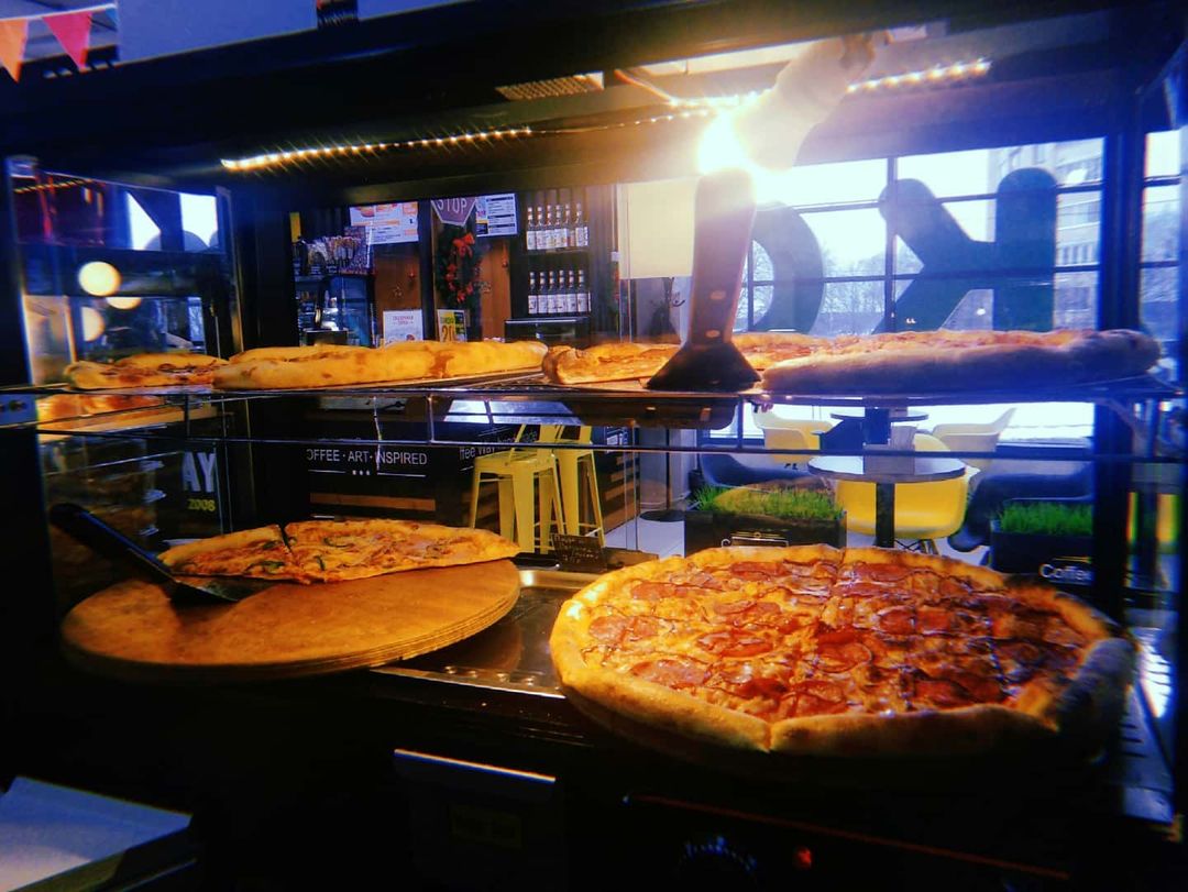 Пицца на столе в кафе. Дом пиццы. "пицца". Пицца на дом пермь. Пиццерия экопицца.